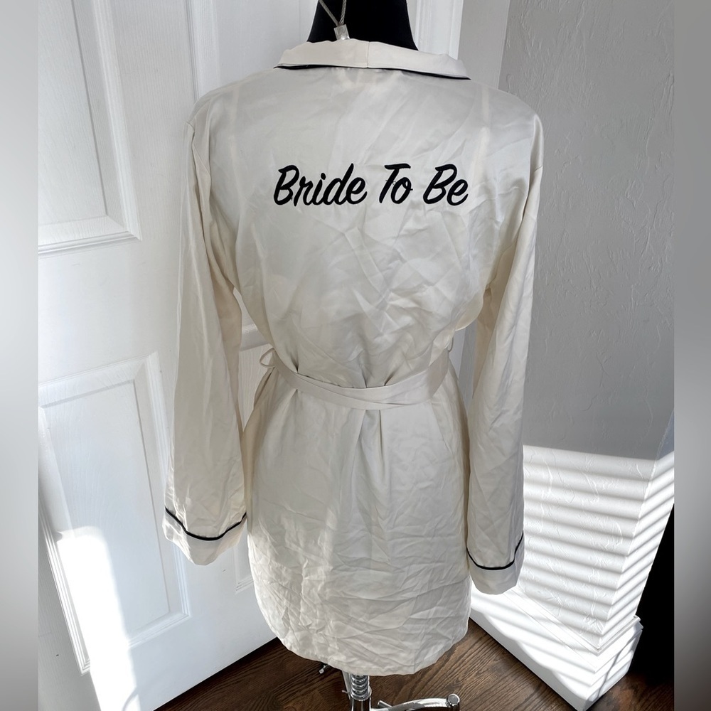 NWT ivory  Fredericks of Hollywood “Bride to be” robe with black piping - Picture 2 of 3